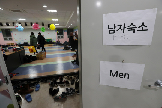 교회로 대피한 대학생      (포항=연합뉴스) 김준범 기자 = 규모 5.4 지진이 발생한 15일 오후 경북 포항시 북구 한 교회로 대학생들이 대피해 있다. 2017.11.15      psykims@yna.co.kr  (끝)